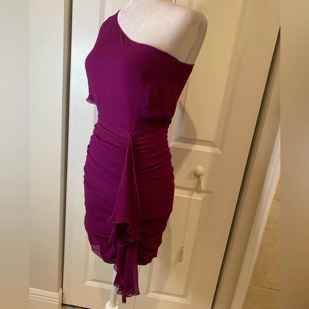 ALICE + OLIVIA: Marcia One Shoulder Dress - Picture 5 of 9